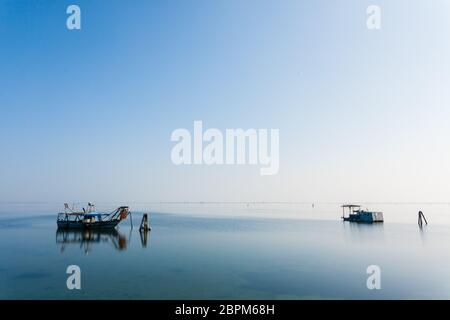 Angelboote/Fischerboote in Po River Lagune, Italien. Italienische Landschaft. Minimal Wasser panorama Stockfoto