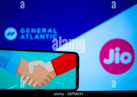 Jaipur, Indien, um 2020 - Foto eines Mobiltelefons mit einem Handschlag, was einen Deal bedeutet, mit General atlantic und Reliance jio im Hintergrund Stockfoto