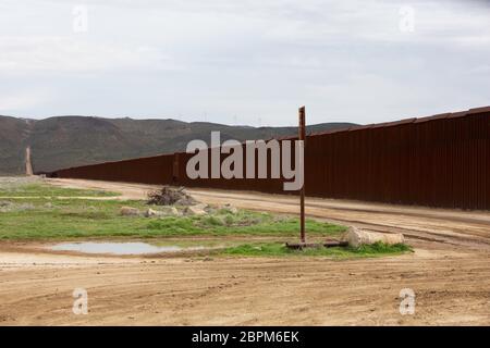 Mauer, die die Vereinigten Staaten von Mexiko in Südkalifornien trennt Stockfoto