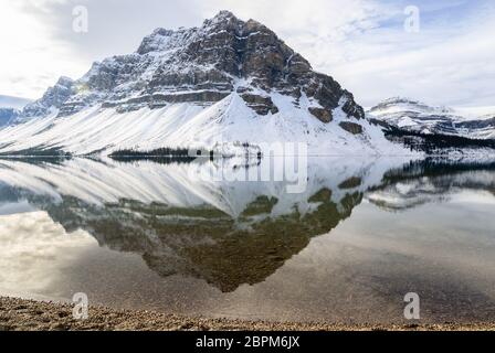 Landschaftlich schöner Winterblick auf Bow Lake mit den Rocky Mountains im Banff National Park, Alberta, kanada Stockfoto