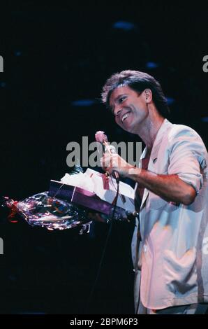 Auftritt von Cliff Richard - 90er Jahre - Auftritt von Cliff Richard // 90er Jahre Stockfoto