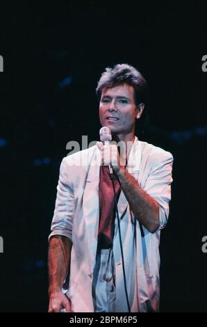 Auftritt von Cliff Richard - 90er Jahre - Auftritt von Cliff Richard // 90er Jahre Stockfoto