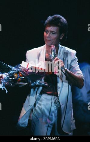 Auftritt von Cliff Richard - 90er Jahre - Auftritt von Cliff Richard // 90er Jahre Stockfoto