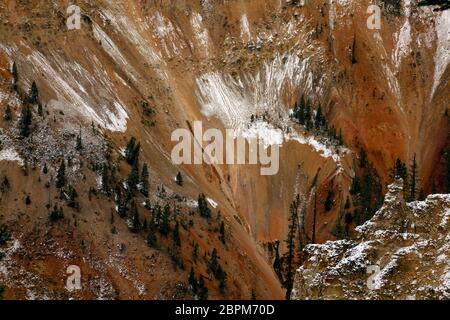 WY04412-00...WYOMING - Schnee auf den bunten Wänden des Grand Canyon des Yellowstone unterhalb von Artist Point im Yellowstone Nationalpark. Stockfoto