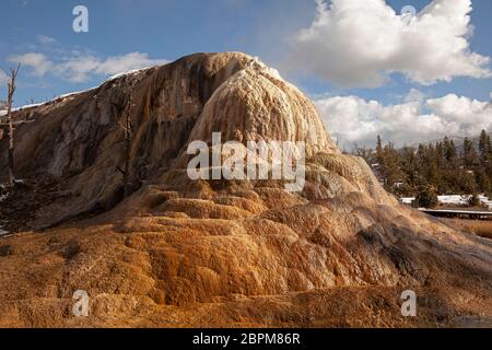 WY04420-00...WYOMING - Orange Mound nach einem Schneesturm in der frühen Saison auf der Upper Terrace in Mammoth Hot Springs im Yellowstone National Park. Stockfoto