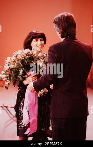 Fernsehshow Wetten, dass ..? 1986 - 15.02.1986 - die französische Sängerin Mireille Mathieu mit dem Fernsehshowmaster/Moderator Frank Elstner (v. l. n. r. ) // Fernsehshow Wetten, dass ..? 1986 // Dortmund // 15.02.1986 Stockfoto