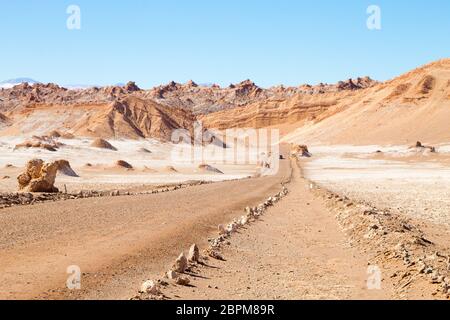 Chilenische Landschaft, unbefestigte Straße auf das Tal des Mondes. Chile panorama Stockfoto