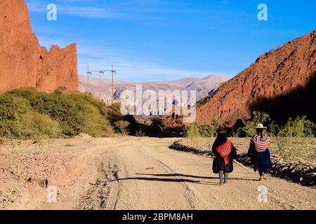 Bolivianischen Menschen zu Fuß entlang der Schotterstraße, Bolivien. Bolivianischen Landschaft Stockfoto