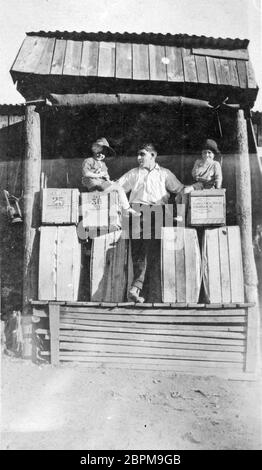 PINBARREN, AUSTRALIEN, UM 1931: Unbekannte Familienmitglieder mit Bananenfällen bei der Bonney Brothers Banana Plantation in Pinbarren, Noosa Shire, Sunshine Coast in Queensland, Australien. Stockfoto