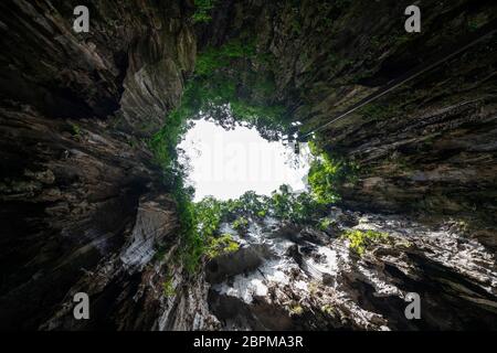 Kuala Lumpur, Malaysia. Januar 2019. Die Sicht auf den Himmel aus dem Loch an der Decke der Batu Höhlen Stockfoto