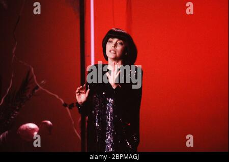 Mireille Mathieu - die französische Sängerin Mireille Mathieu während eines Auftrittes in einer deutschen Fernsehsendung. Stockfoto