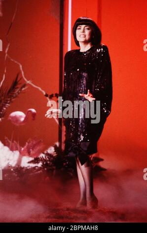 Mireille Mathieu - die französische Sängerin Mireille Mathieu während eines Auftrittes in einer deutschen Fernsehsendung. Stockfoto