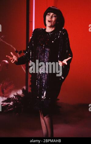 Mireille Mathieu - die französische Sängerin Mireille Mathieu während eines Auftrittes in einer deutschen Fernsehsendung. Stockfoto