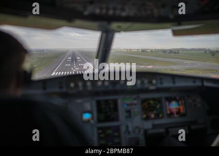 Der Pilot Hand beschleunigen Auf der Drosselklappe in ein Verkehrsflugzeug Flug Cockpit während des Starts Stockfoto