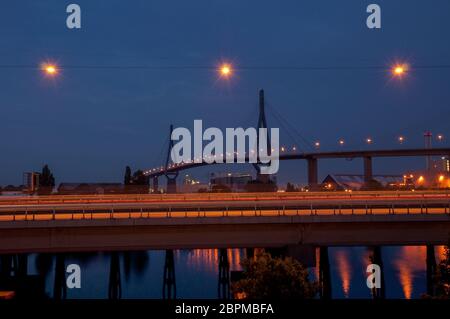 Die Köhlbrandbrücke in Hamburg bei Nacht Stockfoto