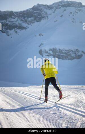 Langlauf: junger Mann Langlauf an einem Wintertag Stockfoto