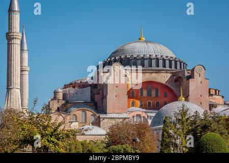 Die Fassade der Hagia Sophia mit zwei Minaretten und seinen riesigen Kuppel gegen den blauen Himmel. Die Hagia Sophia war ein byzantinischen Kathedrale und osmanische Moschee gebaut Stockfoto