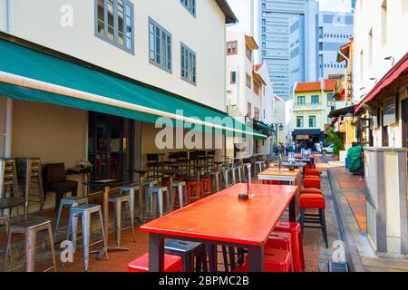 Leere Tabellen von Street Restaurant in Boat Quay District von Singapur in den Tag Stockfoto