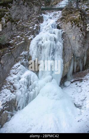 Zavojovy Wasserfall im Winter im Slowakischen Paradies Nationalpark, Slowakei Stockfoto