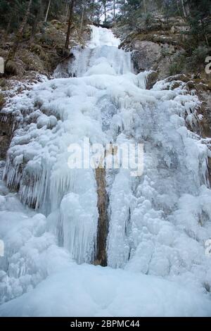 Zavojovy Wasserfall im Winter im Slowakischen Paradies Nationalpark, Slowakei Stockfoto