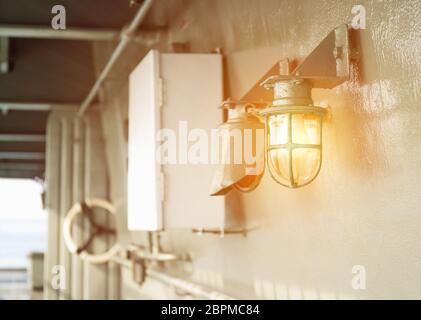 Deck Lampe auf Schiff mit Metallrahmen in Schutzkäfig befestigt Stockfoto