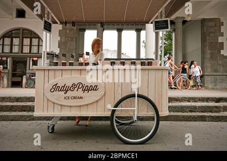 Mobiler Kiosk mit Eisdielen in Ljubljana, Slowenien Stockfoto