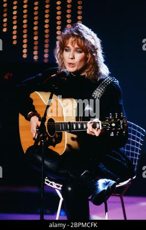 Juliane Werding singt - die deutsche Sängerin und Komponistin Juliane Werding bei einem Auftritt in einer deutschen Fernsehsendung. Stockfoto