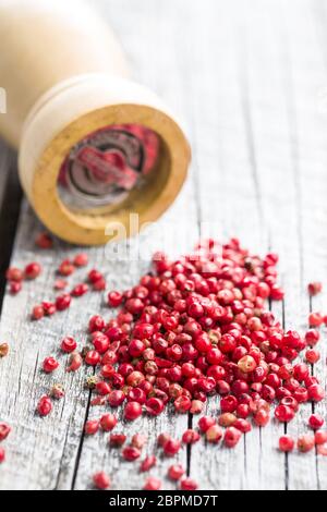 Rosa Pfeffer auf alten Holztisch getrocknet. Stockfoto