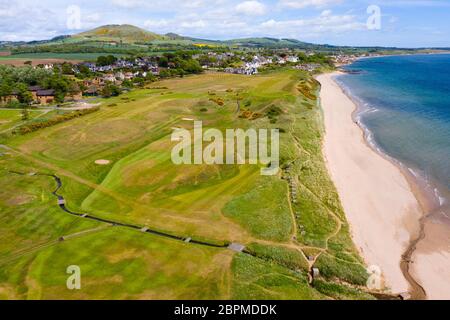 Luftaufnahme des Lundin Links Golfplatzes in Fife, Schottland, Großbritannien, Kurs wegen Covid-19 Sperrung geschlossen Stockfoto