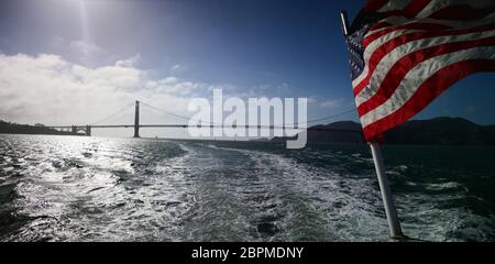 Bootstour zur Golden Gate Bridge - Hängebrücke am Eingang zur San Francisco Bay Area - über das Golden Gate in Kalifornien, USA Stockfoto