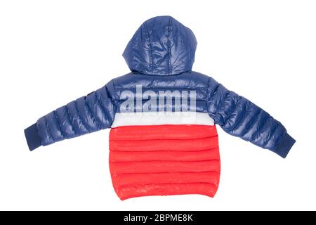 Winterjacke isoliert. Eine stylische blau-rote Daunenjacke mit rotem Futter für die Kinder ist auf weißem Hintergrund isoliert. Kinder tragen mit ho Stockfoto