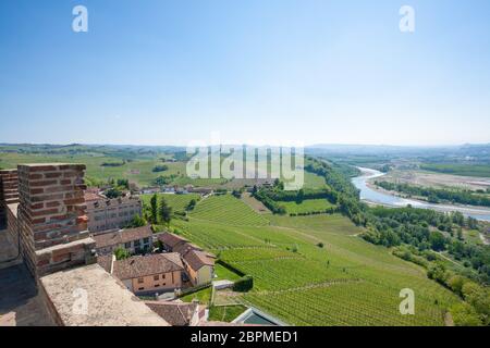 Blick auf den Fluss Tanaro. Weinberge von Langhe Region, Italien Landwirtschaft. UNESCO-Weltkulturerbe Stockfoto