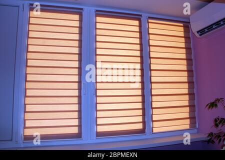 Modernes jalousie System Tag und Nacht am Fenster in gemütlichen Zimmer. Jalousien in modernen Zimmern. Modernes Design der privaten Apartments. Raumgestaltungs-Element. Fenster r Stockfoto