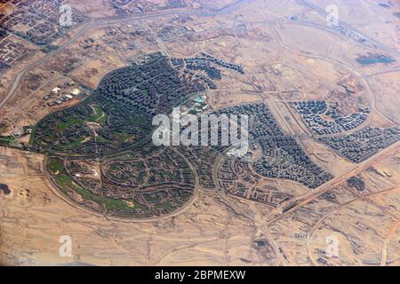 Luftaufnahme der Stadt mit Straßen, Häusern, Gebäuden, in Ägypten. Panoramabild. Blick auf das Dorf aus der Luft. Luftbild der Stadt in der Wüste. Fliegen über r Stockfoto