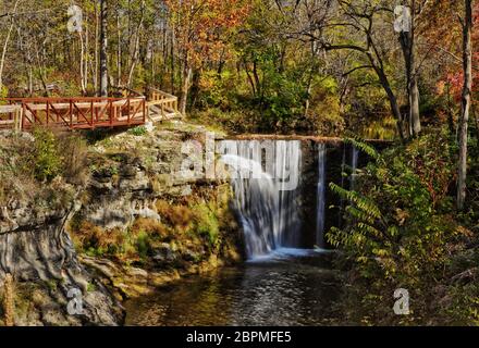 Cedar Cliff Falls am Massie Creek. Herbst. Peterson Park, Indian Mound Reserve, Cedarville, Ohio, USA. High Dynamic Range (HDR) Fotobearbeitung. Stockfoto