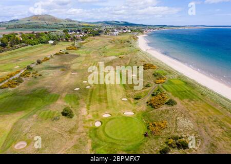 Luftaufnahme des Lundin Links Golfplatzes in Fife, Schottland, Großbritannien, Kurs wegen Covid-19 Sperrung geschlossen Stockfoto