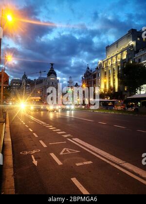 Metropolis-Gebäude - Verkehr auf der Straße vor dem Edificio Metrópolis an der Kreuzung der Calle de Alcalá und Gran Vía in Madrid, Spanien Stockfoto