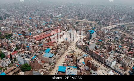 Luftaufnahme oder Vogelperspektive von Kathmandu City. Ungeplante Urbanisierung. Selektiver Fokus Stockfoto