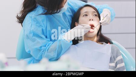 Patient im Behandlungsstuhl und unterziehen die zahnmedizinische Check-up Stockfoto