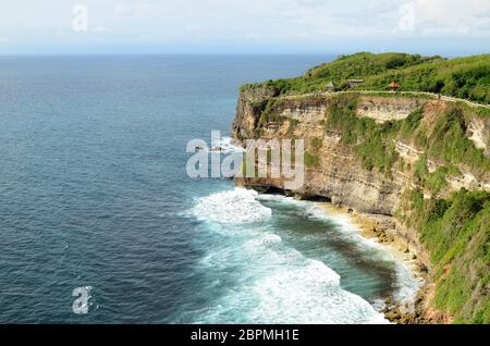 Pura Luhur Uluwatu Tempel auf Bali, Indonesien mit Cliff mit blauem Himmel und Meer Stockfoto