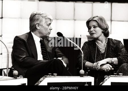 Deutsche Fernsehsendung Wetten dass - 02.09.1983 - die österreichische-schweizerische Schauspielerin Maria Schell und der österreichischen Bühnen- und Filmschauspieler Peter Weck bei der deutschen Fernsehsendung Wetten dass (DPA-Kollegen Funkausstellung) am 02.09.1983. Stockfoto