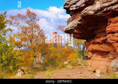 Burg Trifels in der Pfalz Wald im Herbst, Deutschland Stockfoto