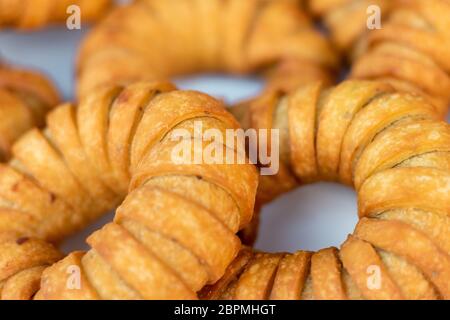 Fresh Ring Kachori, ein hausgemachter würziger indischer Snack, der in manchen Orten mit indischer Diaspora und anderer südasiatischer Diaspora üblich ist, auf einem weißen Teller auf dem Tisch. sel Stockfoto