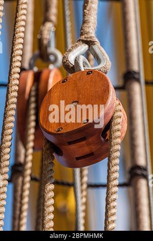 Block mit Seil auf einem Segelschiff Stockfoto