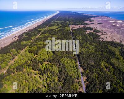 Luftaufnahme mit Dünen, Wald und Meer in der Kurischen Nehrung an einem sonnigen Tag mit einer Drohne fotografiert. Die Kurische Nehrung Lagune. Graue Dünen, Tote Dünen. Stockfoto