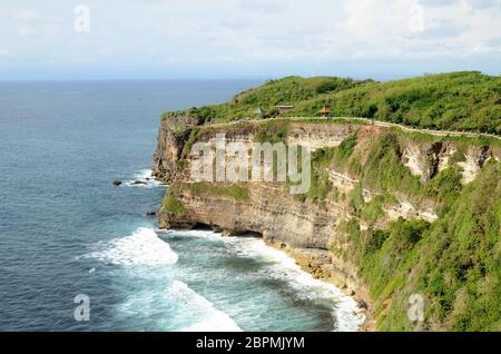 Pura Luhur Uluwatu Tempel auf Bali, Indonesien mit Cliff mit blauem Himmel und Meer Stockfoto