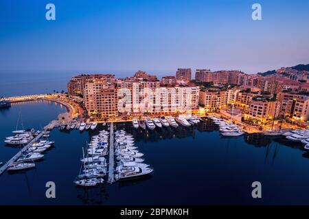 Luxus-Yachten und Elite-Appartements im Hafen von Monaco Stockfoto