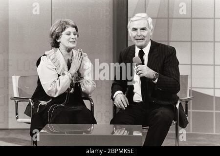 TV-Spielshow auf los gehts los - 80er Jahre - die österreichische-schweizerische Schauspielerin Maria Schell und der deutsche Schauspieler Joachim Fuchsberger während der deutschen TV-Spielshow auf los gehts los in den 80er Jahren. Stockfoto