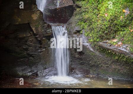 Wasserfall bei St Nectans´ Glenn bei Tintagel im Norden von Cornwall, Großbritannien. Stockfoto