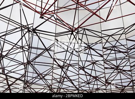 Bild zeigt eine abstrakte celling Metallkonstruktion auf blauen Himmel Hintergrund Stockfoto